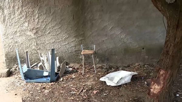 Cadeiras, mesas e árvore atingidas por carro que atropelou nove pessoas na Serra