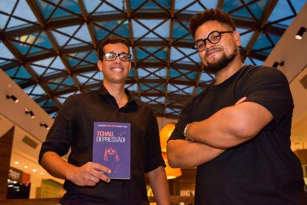 Confira quem passou pelo dia de autógrafos no lançamento do livro "Tchau, Depressão!", no Boulevard Shopping Vila Velha, em 18/02 por Rodrigo Gavini