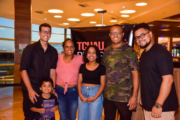 Confira quem passou pelo dia de autógrafos no lançamento do livro "Tchau, Depressão!", no Boulevard Shopping Vila Velha, em 18/02 por Rodrigo Gavini