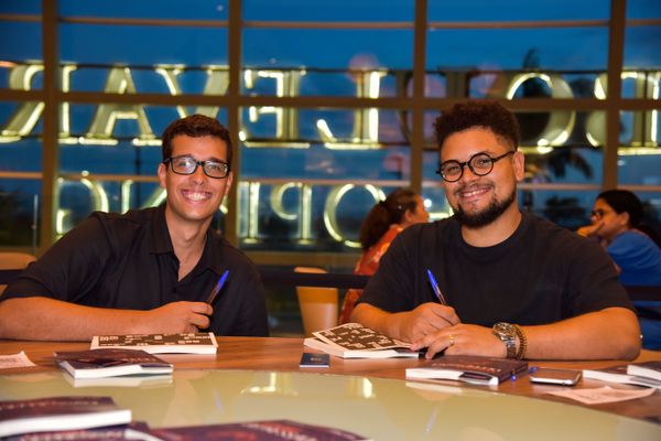 Confira quem passou pelo dia de autógrafos no lançamento do livro "Tchau, Depressão!", no Boulevard Shopping Vila Velha, em 18/02 por Rodrigo Gavini