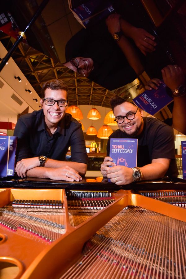 Confira quem passou pelo dia de autógrafos no lançamento do livro "Tchau, Depressão!", no Boulevard Shopping Vila Velha, em 18/02 por Rodrigo Gavini