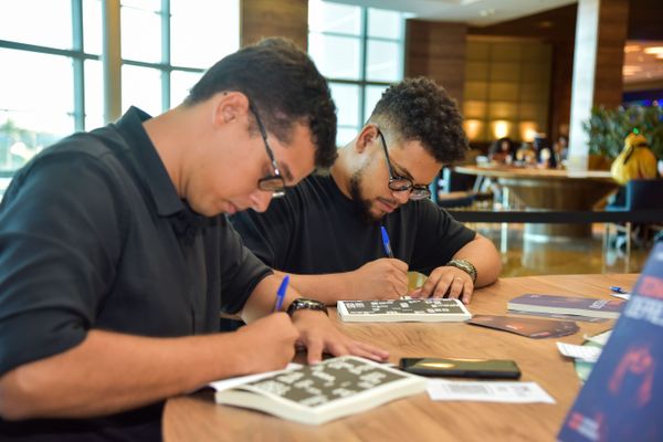 Confira quem passou pelo dia de autógrafos no lançamento do livro "Tchau, Depressão!", no Boulevard Shopping Vila Velha, em 18/02 por Rodrigo Gavini