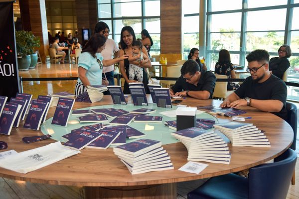 Confira quem passou pelo dia de autógrafos no lançamento do livro "Tchau, Depressão!", no Boulevard Shopping Vila Velha, em 18/02 por Rodrigo Gavini