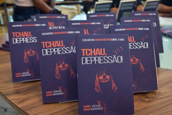 Confira quem passou pelo dia de autógrafos no lançamento do livro "Tchau, Depressão!", no Boulevard Shopping Vila Velha, em 18/02 por Rodrigo Gavini