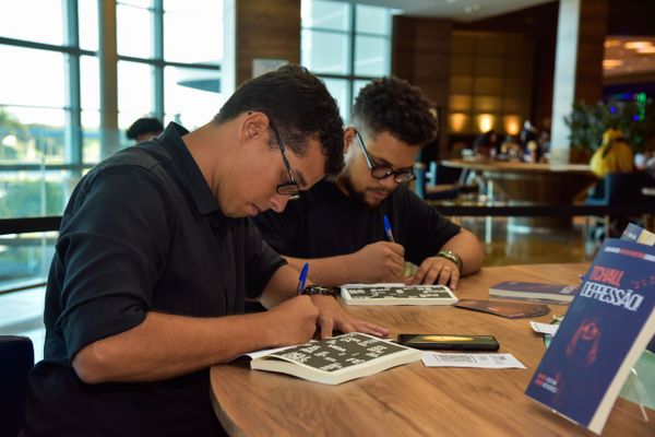 Confira quem passou pelo dia de autógrafos no lançamento do livro 