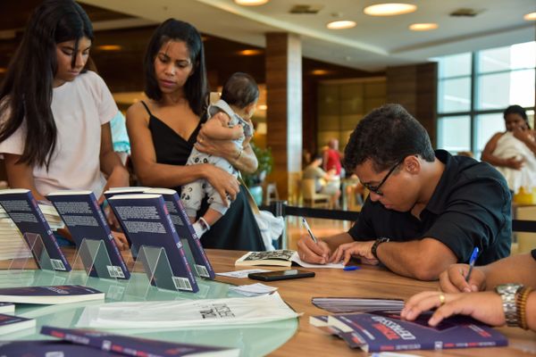 Confira quem passou pelo dia de autógrafos no lançamento do livro "Tchau, Depressão!", no Boulevard Shopping Vila Velha, em 18/02 por Rodrigo Gavini