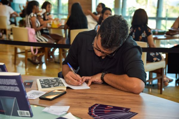 Confira quem passou pelo dia de autógrafos no lançamento do livro "Tchau, Depressão!", no Boulevard Shopping Vila Velha, em 18/02 por Rodrigo Gavini