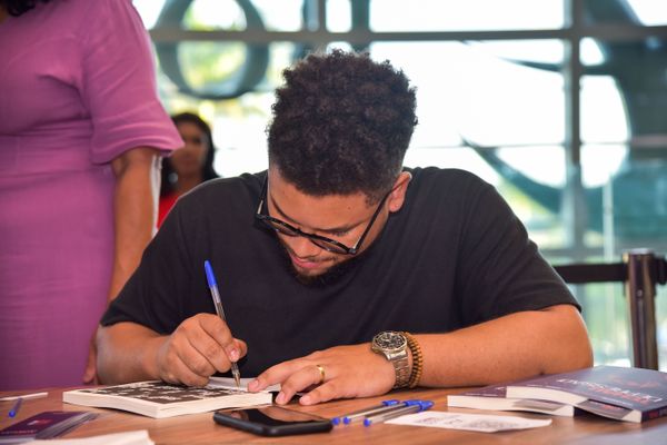 Confira quem passou pelo dia de autógrafos no lançamento do livro "Tchau, Depressão!", no Boulevard Shopping Vila Velha, em 18/02 por Rodrigo Gavini