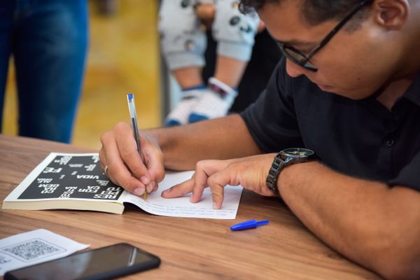 Confira quem passou pelo dia de autógrafos no lançamento do livro "Tchau, Depressão!", no Boulevard Shopping Vila Velha, em 18/02 por Rodrigo Gavini