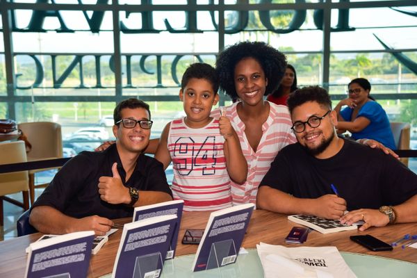 Confira quem passou pelo dia de autógrafos no lançamento do livro "Tchau, Depressão!", no Boulevard Shopping Vila Velha, em 18/02 por Rodrigo Gavini