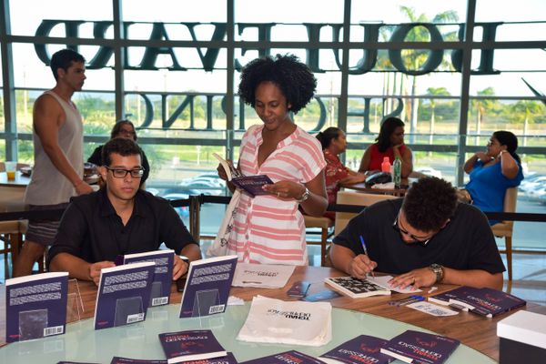 Confira quem passou pelo dia de autógrafos no lançamento do livro "Tchau, Depressão!", no Boulevard Shopping Vila Velha, em 18/02 por Rodrigo Gavini