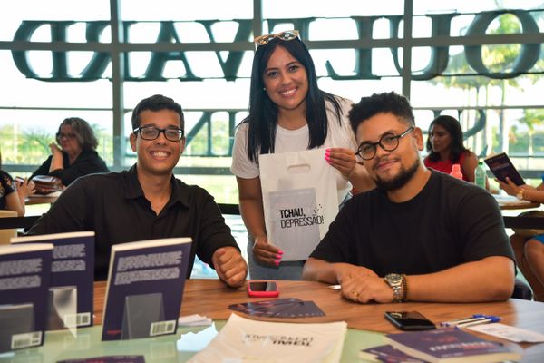 Confira quem passou pelo dia de autógrafos no lançamento do livro "Tchau, Depressão!", no Boulevard Shopping Vila Velha, em 18/02 por Rodrigo Gavini