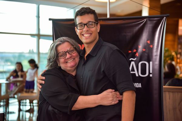 Confira quem passou pelo dia de autógrafos no lançamento do livro "Tchau, Depressão!", no Boulevard Shopping Vila Velha, em 18/02 por Rodrigo Gavini