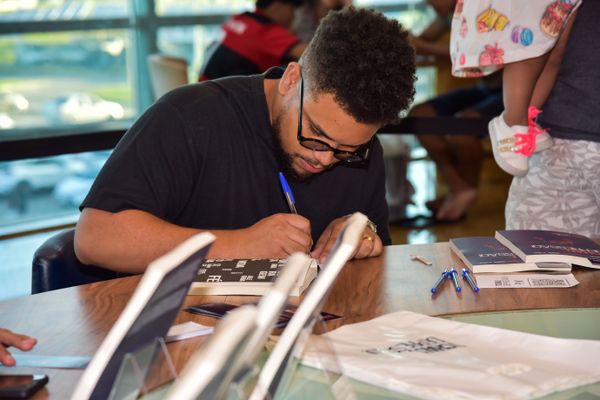 Confira quem passou pelo dia de autógrafos no lançamento do livro "Tchau, Depressão!", no Boulevard Shopping Vila Velha, em 18/02 por Rodrigo Gavini
