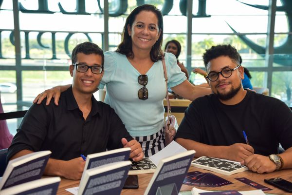 Confira quem passou pelo dia de autógrafos no lançamento do livro "Tchau, Depressão!", no Boulevard Shopping Vila Velha, em 18/02 por Rodrigo Gavini