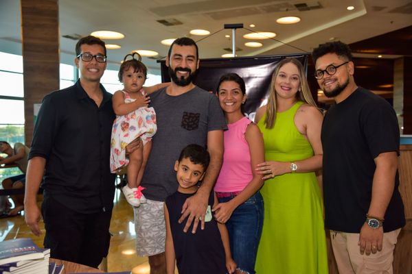 Confira quem passou pelo dia de autógrafos no lançamento do livro "Tchau, Depressão!", no Boulevard Shopping Vila Velha, em 18/02 por Rodrigo Gavini