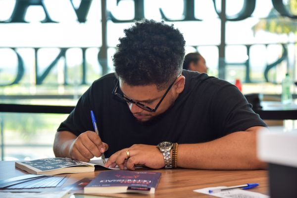 Confira quem passou pelo dia de autógrafos no lançamento do livro "Tchau, Depressão!", no Boulevard Shopping Vila Velha, em 18/02 por Rodrigo Gavini