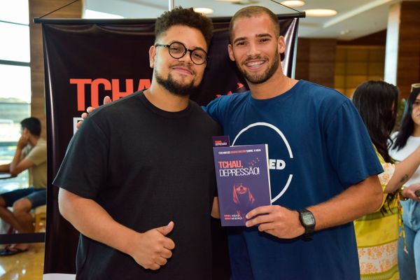 Confira quem passou pelo dia de autógrafos no lançamento do livro "Tchau, Depressão!", no Boulevard Shopping Vila Velha, em 18/02 por Rodrigo Gavini