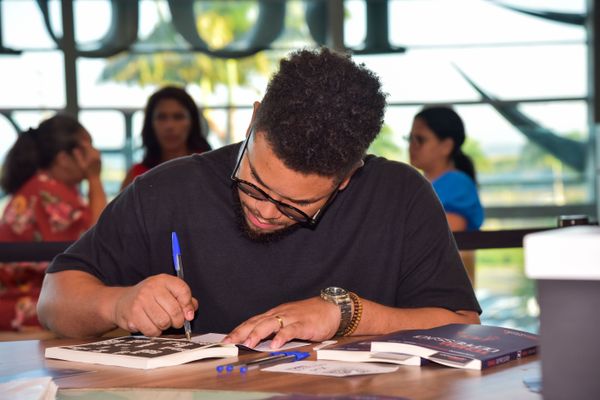 Confira quem passou pelo dia de autógrafos no lançamento do livro "Tchau, Depressão!", no Boulevard Shopping Vila Velha, em 18/02 por Rodrigo Gavini