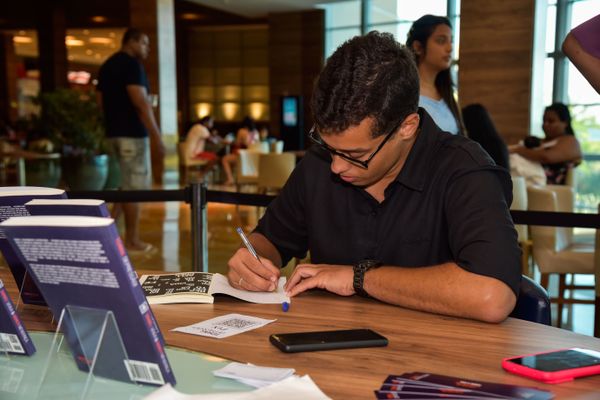 Confira quem passou pelo dia de autógrafos no lançamento do livro "Tchau, Depressão!", no Boulevard Shopping Vila Velha, em 18/02 por Rodrigo Gavini