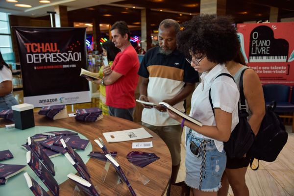 Confira quem passou pelo dia de autógrafos no lançamento do livro 