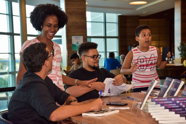 Confira quem passou pelo dia de autógrafos no lançamento do livro "Tchau, Depressão!", no Boulevard Shopping Vila Velha, em 18/02 por Rodrigo Gavini