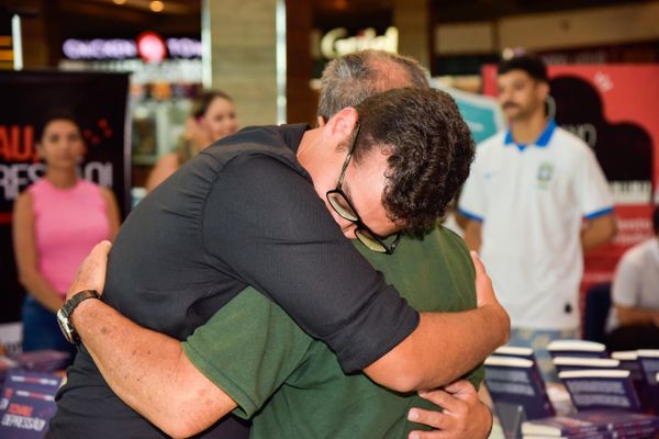 Confira quem passou pelo dia de autógrafos no lançamento do livro "Tchau, Depressão!", no Boulevard Shopping Vila Velha, em 18/02 por Rodrigo Gavini