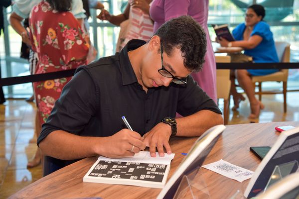 Confira quem passou pelo dia de autógrafos no lançamento do livro "Tchau, Depressão!", no Boulevard Shopping Vila Velha, em 18/02 por Rodrigo Gavini