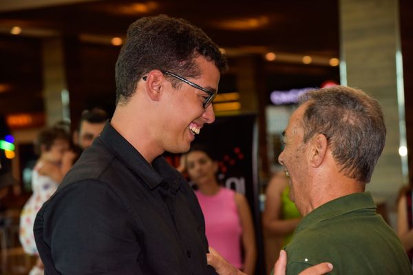 Confira quem passou pelo dia de autógrafos no lançamento do livro "Tchau, Depressão!", no Boulevard Shopping Vila Velha, em 18/02 por Rodrigo Gavini