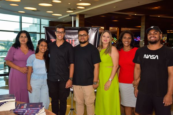 Confira quem passou pelo dia de autógrafos no lançamento do livro "Tchau, Depressão!", no Boulevard Shopping Vila Velha, em 18/02 por Rodrigo Gavini