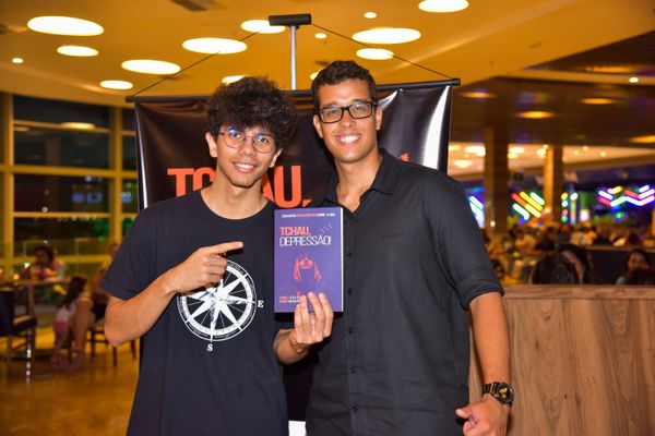 Confira quem passou pelo dia de autógrafos no lançamento do livro "Tchau, Depressão!", no Boulevard Shopping Vila Velha, em 18/02 por Rodrigo Gavini