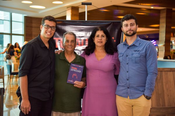Confira quem passou pelo dia de autógrafos no lançamento do livro "Tchau, Depressão!", no Boulevard Shopping Vila Velha, em 18/02 por Rodrigo Gavini
