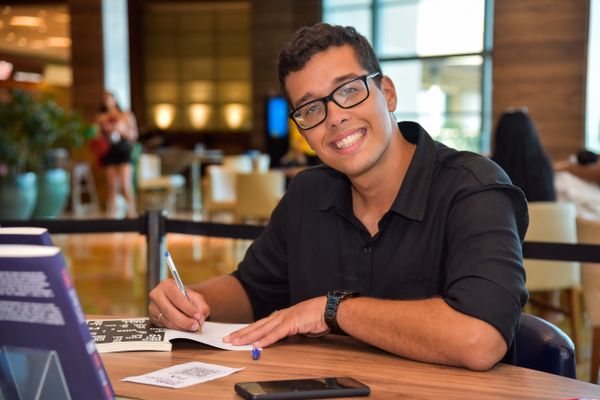 Confira quem passou pelo dia de autógrafos no lançamento do livro "Tchau, Depressão!", no Boulevard Shopping Vila Velha, em 18/02 por Rodrigo Gavini