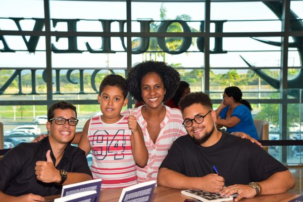 Confira quem passou pelo dia de autógrafos no lançamento do livro "Tchau, Depressão!", no Boulevard Shopping Vila Velha, em 18/02 por Rodrigo Gavini