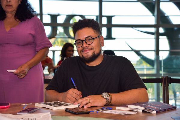 Confira quem passou pelo dia de autógrafos no lançamento do livro "Tchau, Depressão!", no Boulevard Shopping Vila Velha, em 18/02 por Rodrigo Gavini