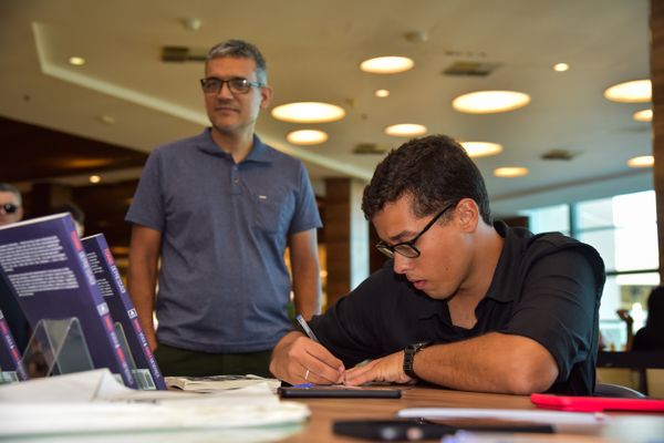 Confira quem passou pelo dia de autógrafos no lançamento do livro "Tchau, Depressão!", no Boulevard Shopping Vila Velha, em 18/02 por Rodrigo Gavini