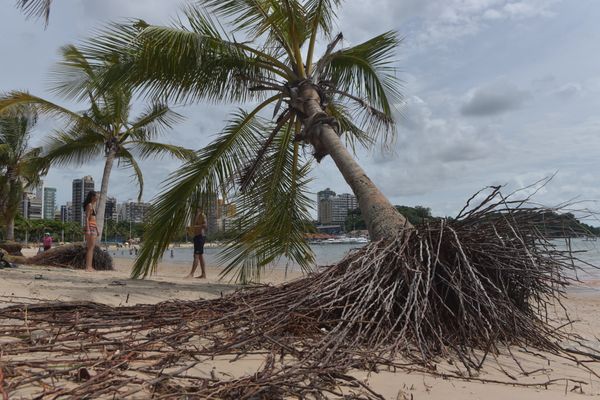 Erosão na Praia do Iate causa estragos e deixa o mar sujo, em Vitória