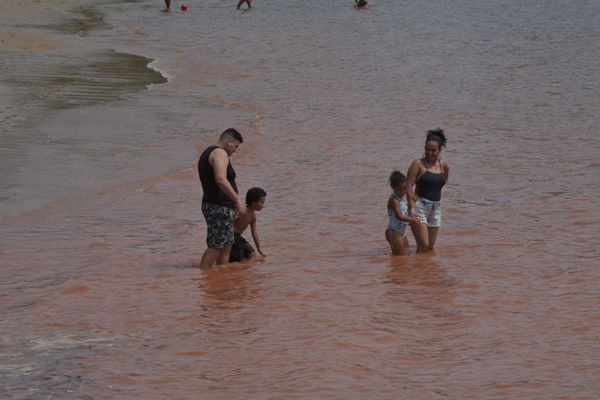 Erosão na Praia do Iate avança e muda cor do mar em Vitória por Ricardo Medeiros
