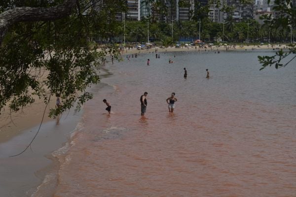 Erosão na Praia do Iate avança e muda cor do mar em Vitória por Ricardo Medeiros