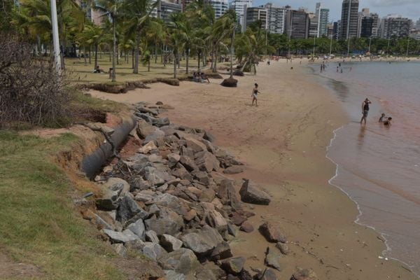 Erosão na Praia do Iate avança e muda cor do mar em Vitória por Ricardo Medeiros