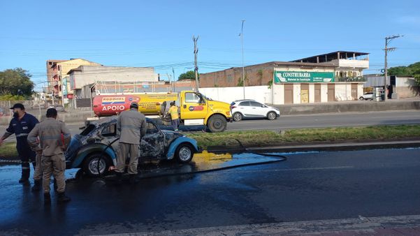 Fusca pega fogo na Rodovia do Sol, em Vila Velha