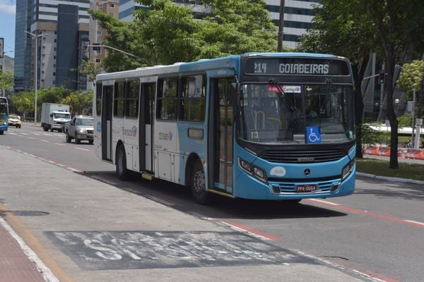 Sistema Transcol circulando na Avenida Américo Buaiz, vitória