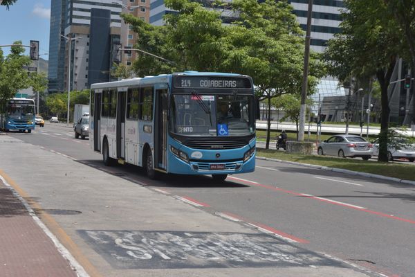 Sistema Transcol circulando na Avenida Américo Buaiz, vitória