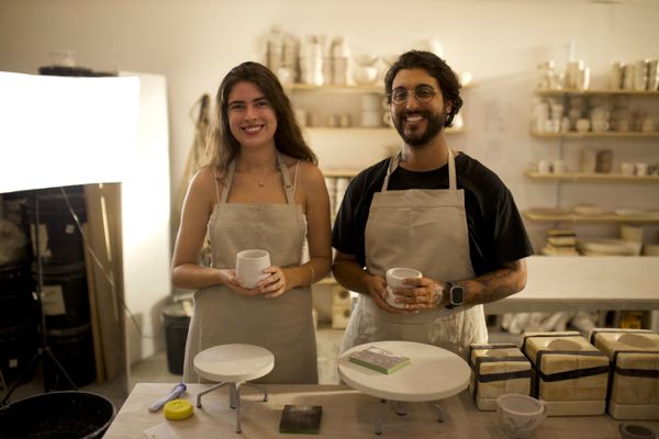 O casal Victoria Bonifácio e Fabrício Decuzzi visitou a fabrica de cerâmicas da Mescla