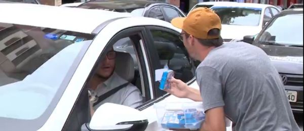 Vendedor de paçoca trabalha 'na confiança' em ruas de Cachoeiro