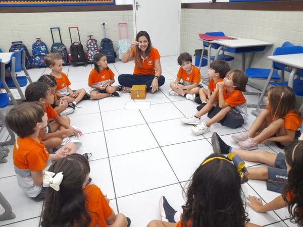 A professora Penha Oliveira e os alunos do 1º ano do ensino fundamental participam da dinâmica “Palavras que Abrem o Coração”