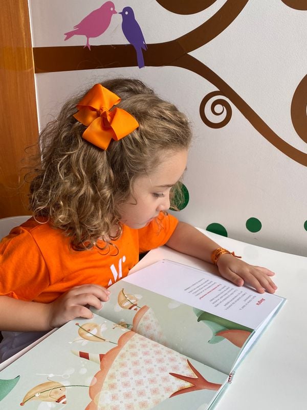 Aluda lê o livro 