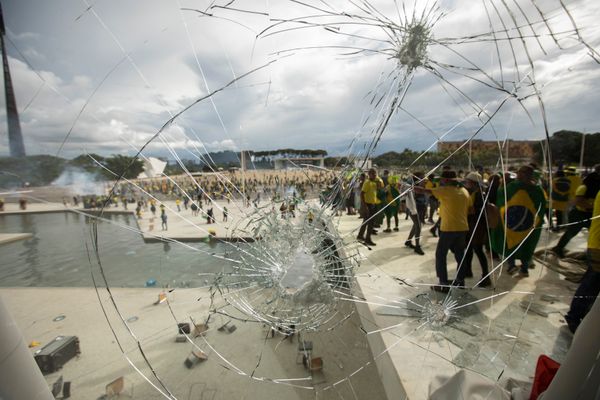 Golpistas invadem prédios públicos na praça dos Três Poderes. Vandalos na rampa de acesso do Palácio do Planalto.