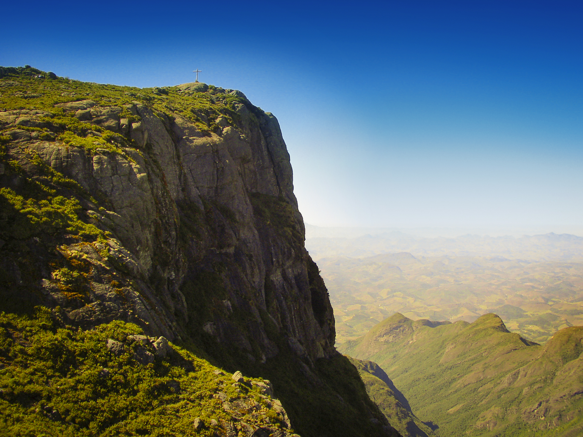 HZ Pico da Bandeira ganha dois relógios digitais com marcação de hora e temperatura A Gazeta