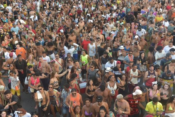 Bloco Kustelão arrasta multidão em Jardim Camburi neste sábado (25) por Ricardo Medeiros